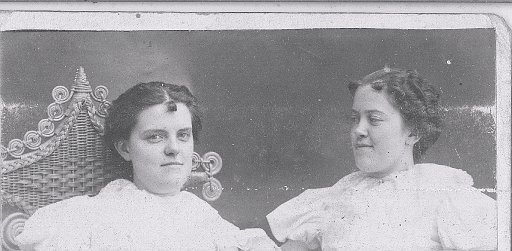 Bessie Kembery Keesler (left) and May Kembery Williams. Sist